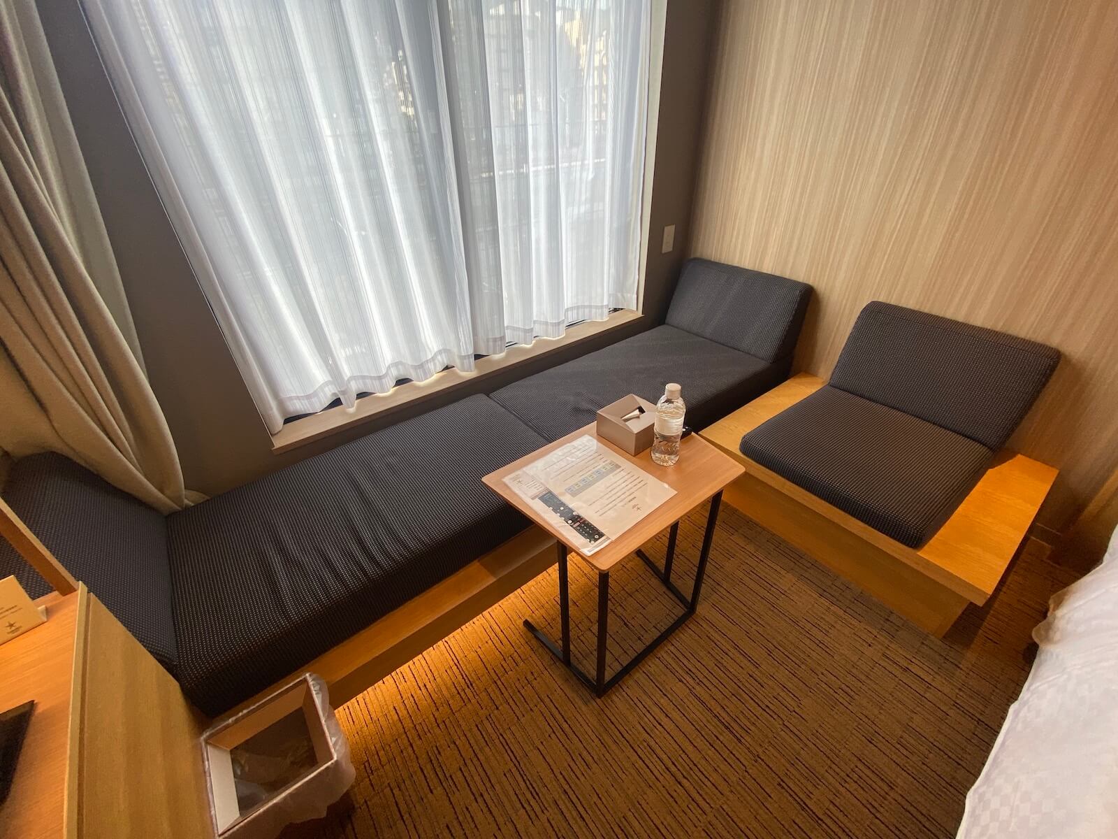 カンデオホテルズ神戸トアロード　客室　ソファー　テーブル