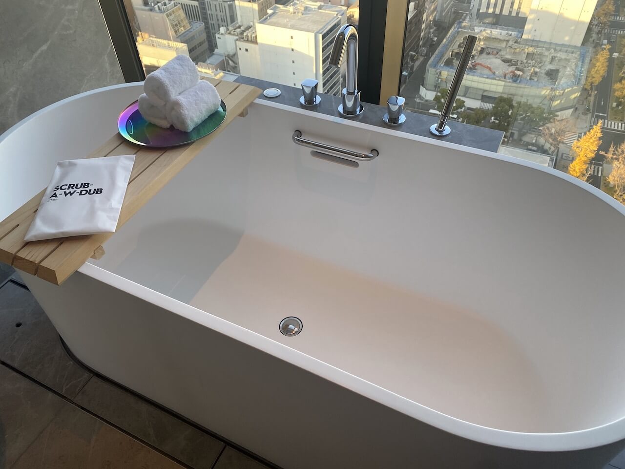 W大阪　スペクタキュラーキングルーム　風呂からの眺め